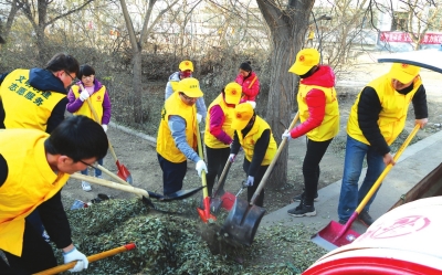 志愿者清扫落叶
