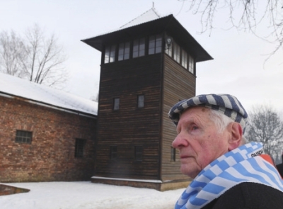 一名波兰奥斯威辛集中营幸存者在集中营旧址参加纪念活动。。　　　　□□新华社照片新华社照片