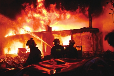 ▲消防员在火灾现场工作。□新华社照片