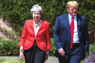 2018年7月13日，在位于伦敦西北部的英国首相乡村官邸契克斯别墅，美国总统特朗普（右）和英国首相特雷莎·梅准备出席新闻发布会。　□资料照片