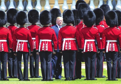 6月3日，在英国伦敦，美国总统特朗普（中）出席在白金汉宫举行的欢迎仪式。新华社照片