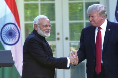 2017年6月26日，在美国华盛顿白宫，美国总统特朗普（右）和到访的印度总理莫迪握手。资料照片