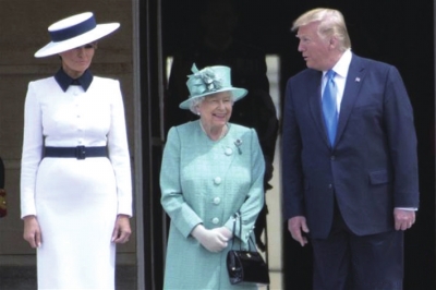 6月3日，在英国伦敦，英国女王伊丽莎白二世（台上右五）、美国总统特朗普（台上右四）及夫人梅拉尼娅（台上左三）等出席在白金汉宫举行的欢迎仪式。　　□新华社照片