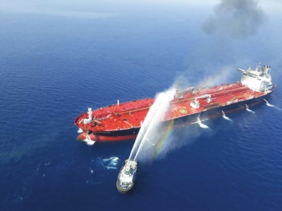 6月13日，在阿曼海上，一艘伊朗海军船舶对一艘遇袭油轮进行灭火。新华社照片
