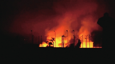 叙利亚北部拉卡省泰勒艾卜耶德遭袭后燃起大火　□新华社照片