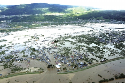 10月13日在日本长野县航拍的被洪水围困的住宅区。。　□□新华社照片新华社照片