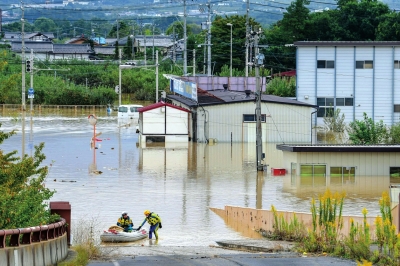 10月14日，在日本长野市，当地救援人员展开搜救工作。新华社照片