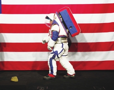 10月15日，在美国华盛顿美航天局总部，一名身穿新一代宇航服的工程师演示行走动作。　□新华社照片