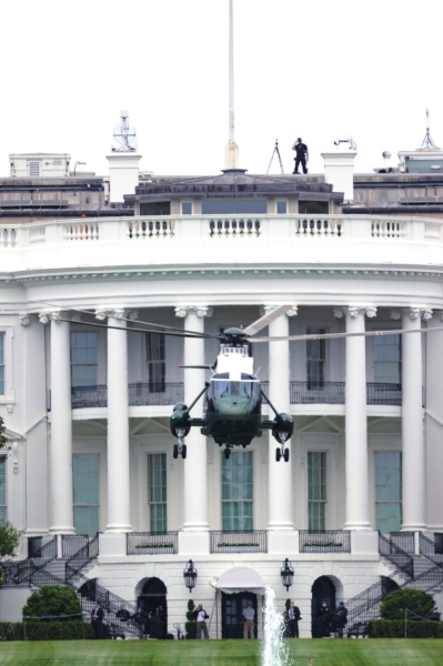 5月21日，在美国首都华盛顿，美国总统特朗普乘直升机离开白宫。　□新华社照片