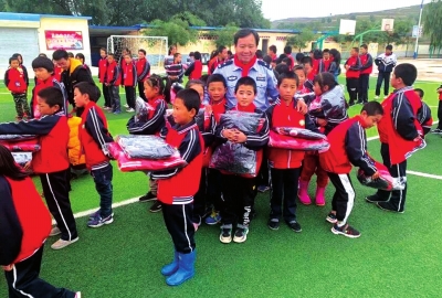 高银联系爱心企业给村小学的孩子们捐赠衣物
