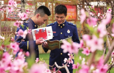 在第25个世界读书日到来之际，甘肃省森林消防总队应急通信与车辆勤务大队组织开展了“拥抱春天、追逐梦想，我和《读者》有个约会”主题活动。
