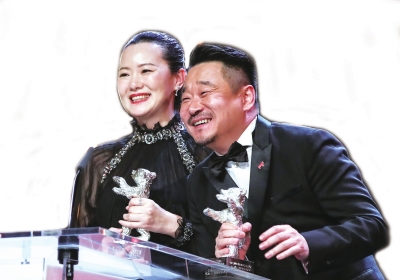 中国影片《地久天长》中两名主演王景春（右）和咏梅凭借出色演技获得最佳男、女演员银熊奖。□新华社照片